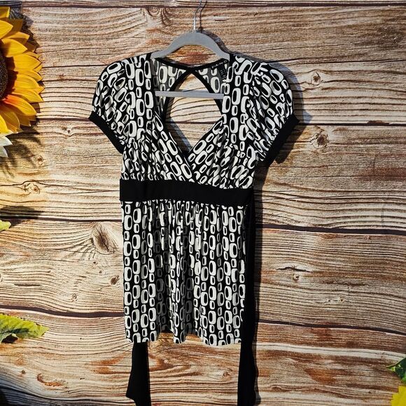 F.A.N.G woman's blouse large black/white  large keyhole back pre-owned - Picture 1 of 7